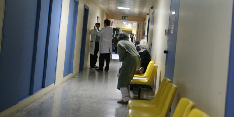 Медицинска сестра скочи от прозореца в болницата, за да избегне ареста