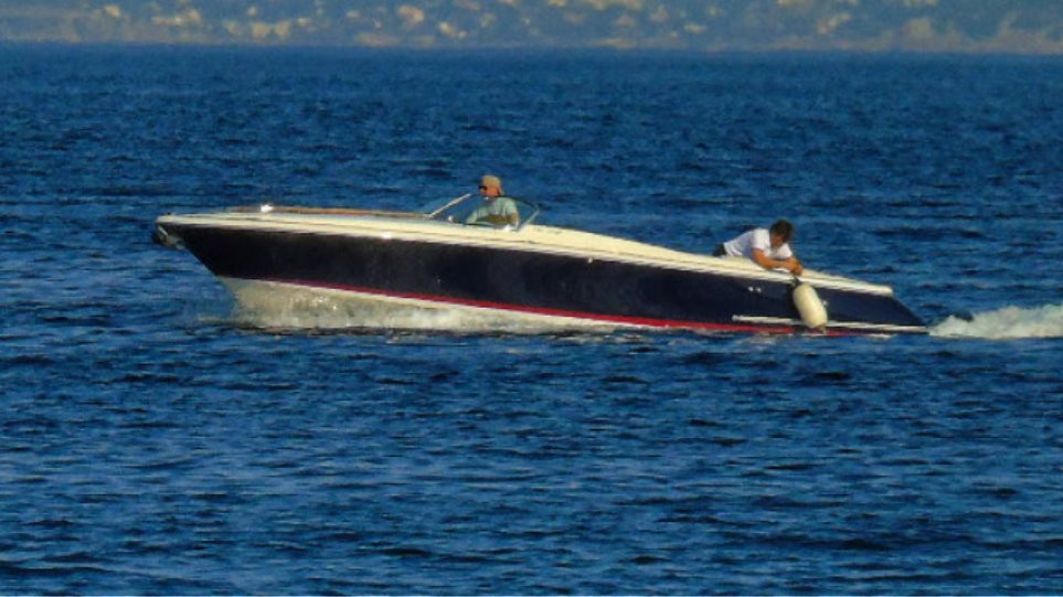 Скоростна моторна лодка рани турист на Халкидики