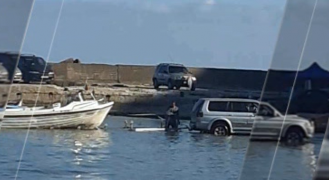 Мъж влезе с джипа си в залива Болата, за да си изтегли лодката