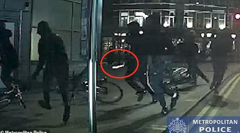 Ужас в Лондон! Тъмножи насякоха на парчета баща със сабя и мачете