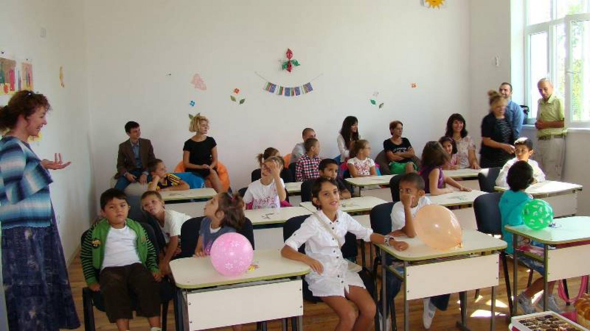 Ученици събират средства за свои връстници от продажба на рисунки