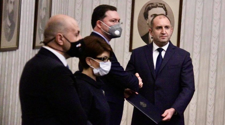 Радев връчи мандата за правителство на ГЕРБ