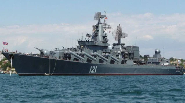 Битката в Черно море: Флагманът на руския флот пламна след ракетна атака