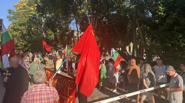 Хората: Да дойдат депутатите в Безмер да живеят, докато се махнат самолетите!
